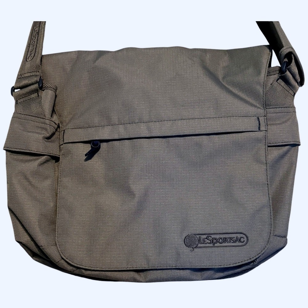 LeSportsac Crossbody Messenger Bag Large Gray Nylon Flap Travel Pockets Vacation